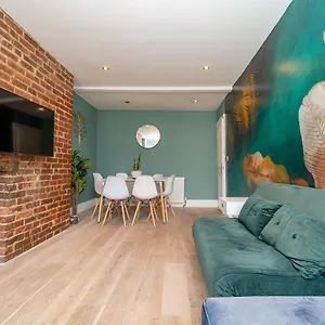 https://sunny-2-bedroom-flat-moments-away-from-brighton-beach-sleep-6.brighton-hotels-england.com