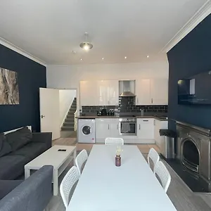 https://morden-holiday-house-next-to-brighton-beach-sleep-15.brighton-hotels-england.com